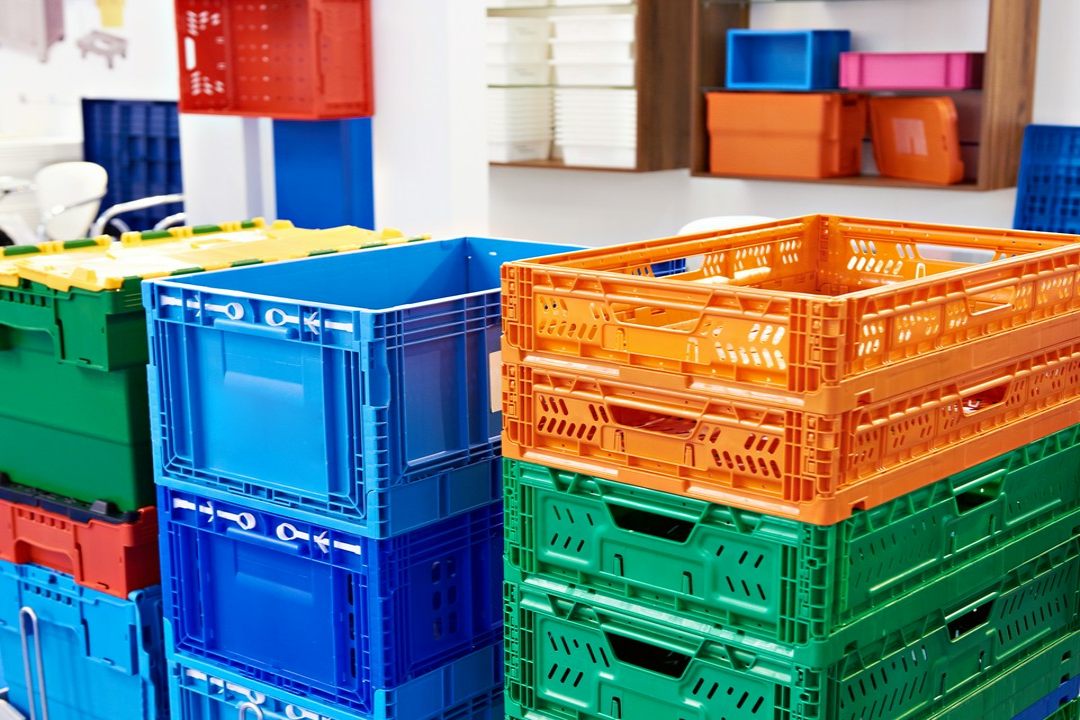 kolorowe plastikowe skrzynki