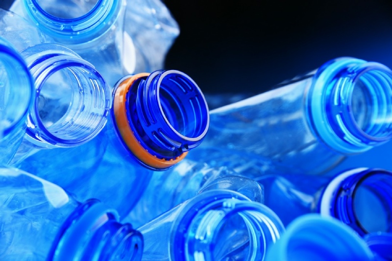 niebieskie plastikowe puste butelki