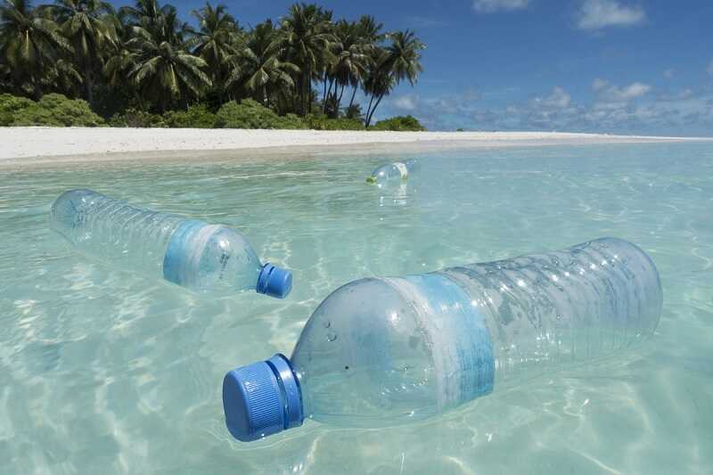 butelka plastikowa w oceanie